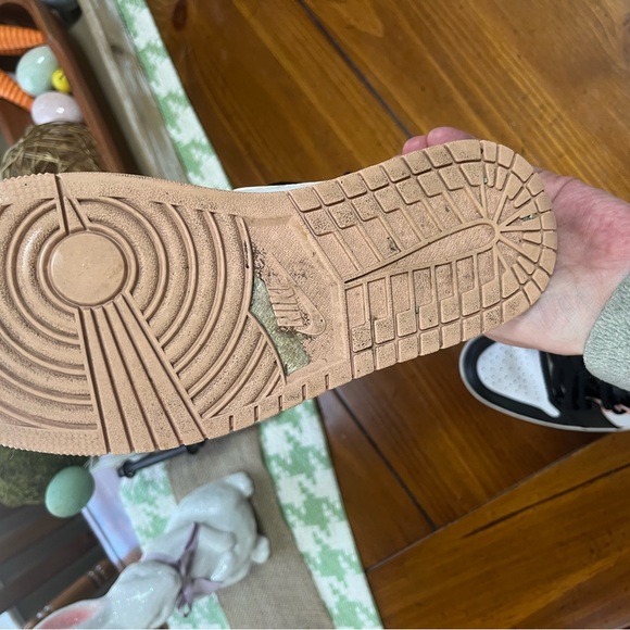 Air Jordan 1s Women's High-Top OG SE Sneakers - Bubble Gum - Picture 8 of 8